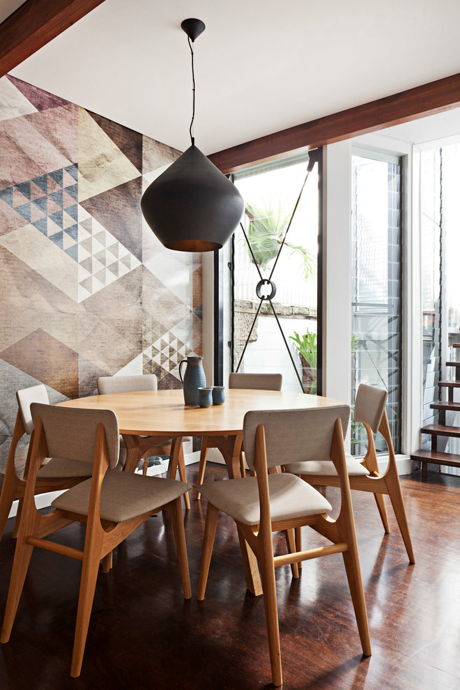 Mittelgroße Stilmix Wohnküche ohne Kamin mit weißer Wandfarbe, dunklem Holzboden und braunem Boden in Sydney
