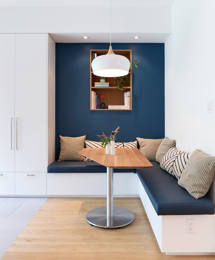 Свежая идея для дизайна: кухня-столовая среднего размера в современном стиле с светлым паркетным полом, коричневым полом и синими стенами - отличное фото интерьера