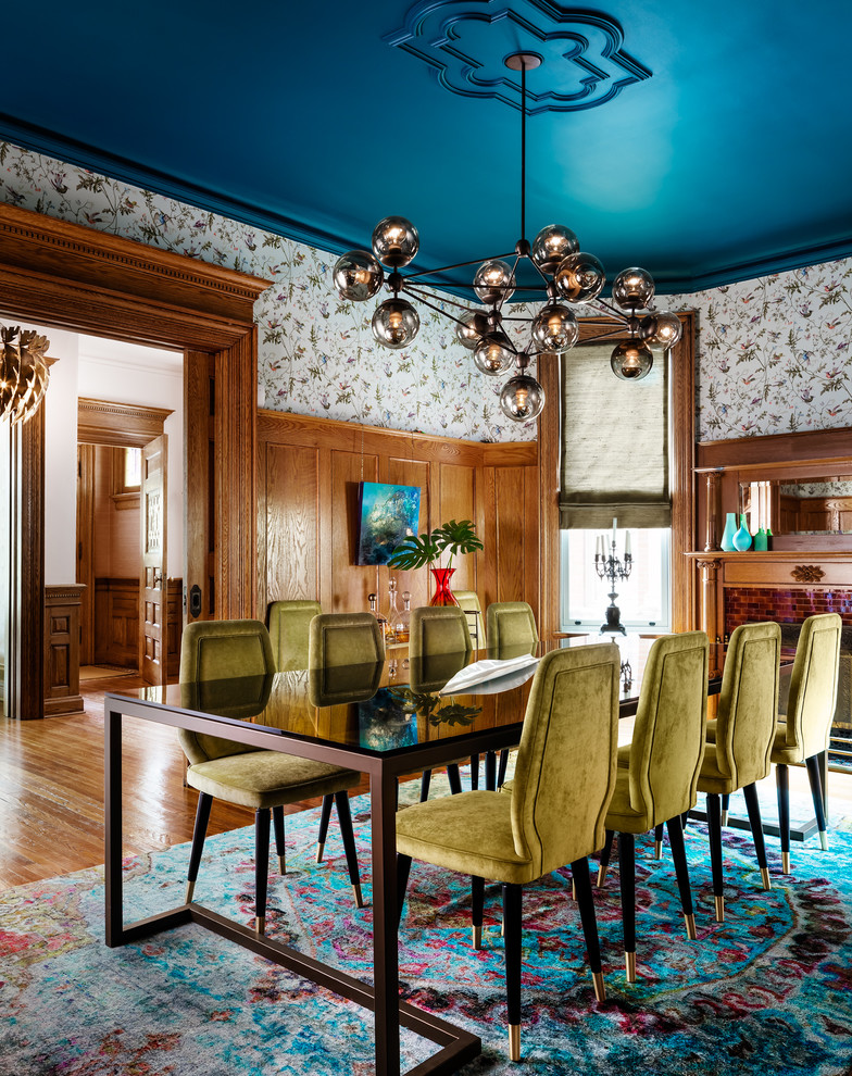 Idées déco pour une salle à manger victorienne fermée et de taille moyenne avec parquet clair, une cheminée standard et un manteau de cheminée en carrelage.