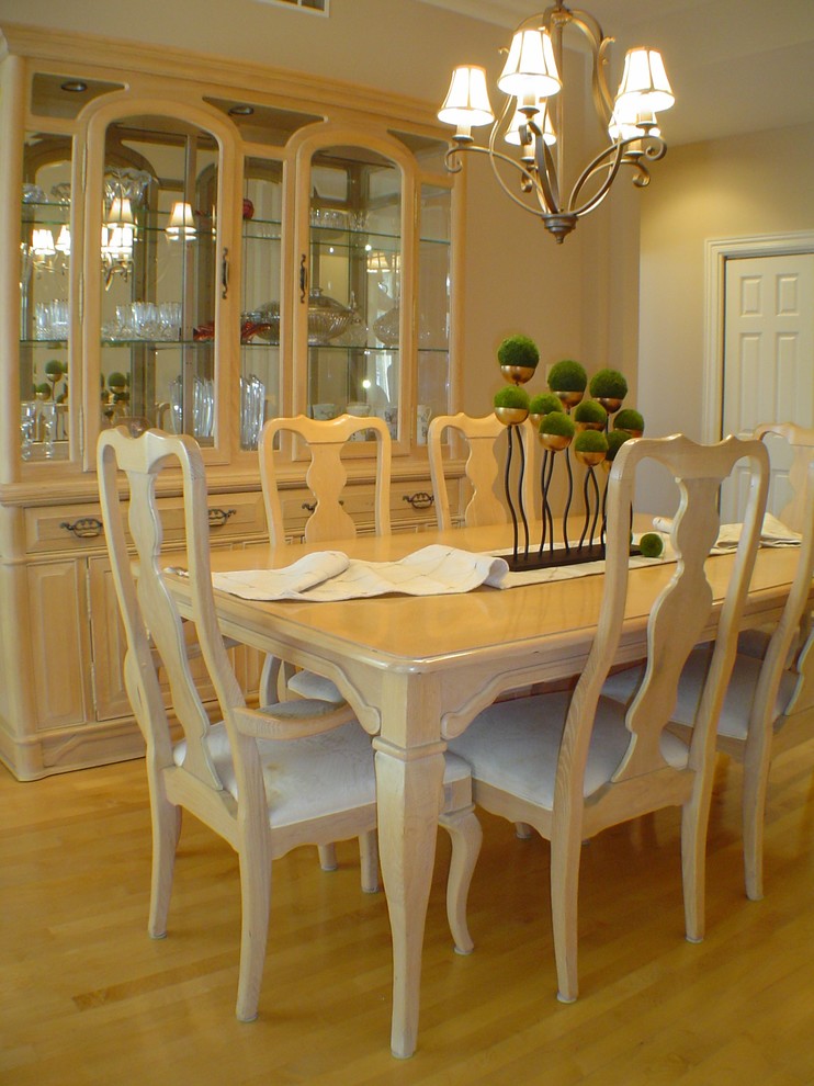 Modelo de comedor de cocina clásico renovado extra grande con paredes beige, suelo de madera clara y suelo beige