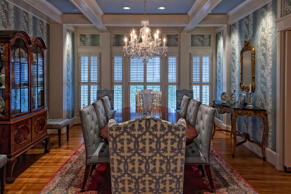 Foto di una grande sala da pranzo aperta verso la cucina tradizionale con pavimento in legno massello medio, pareti blu, nessun camino e pavimento marrone