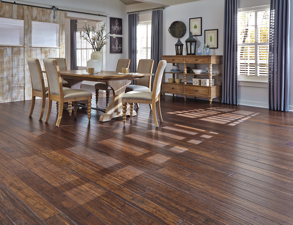 Exemple d'une salle à manger ouverte sur le salon chic de taille moyenne avec un mur beige, parquet en bambou et un sol marron.