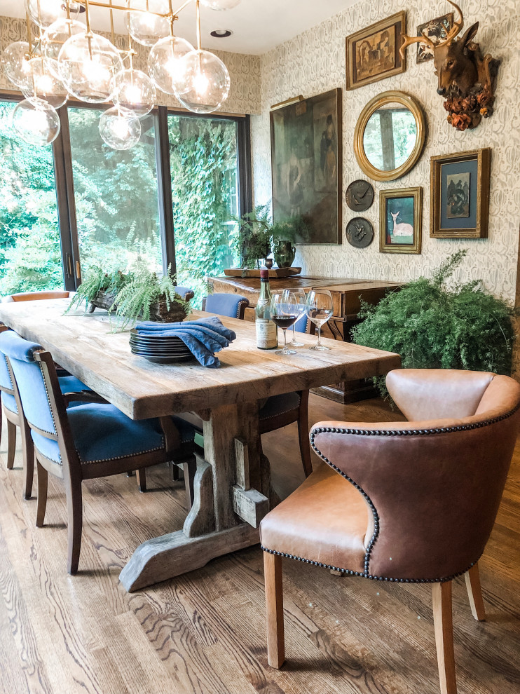 Ispirazione per una grande sala da pranzo aperta verso la cucina stile rurale con pavimento in legno massello medio