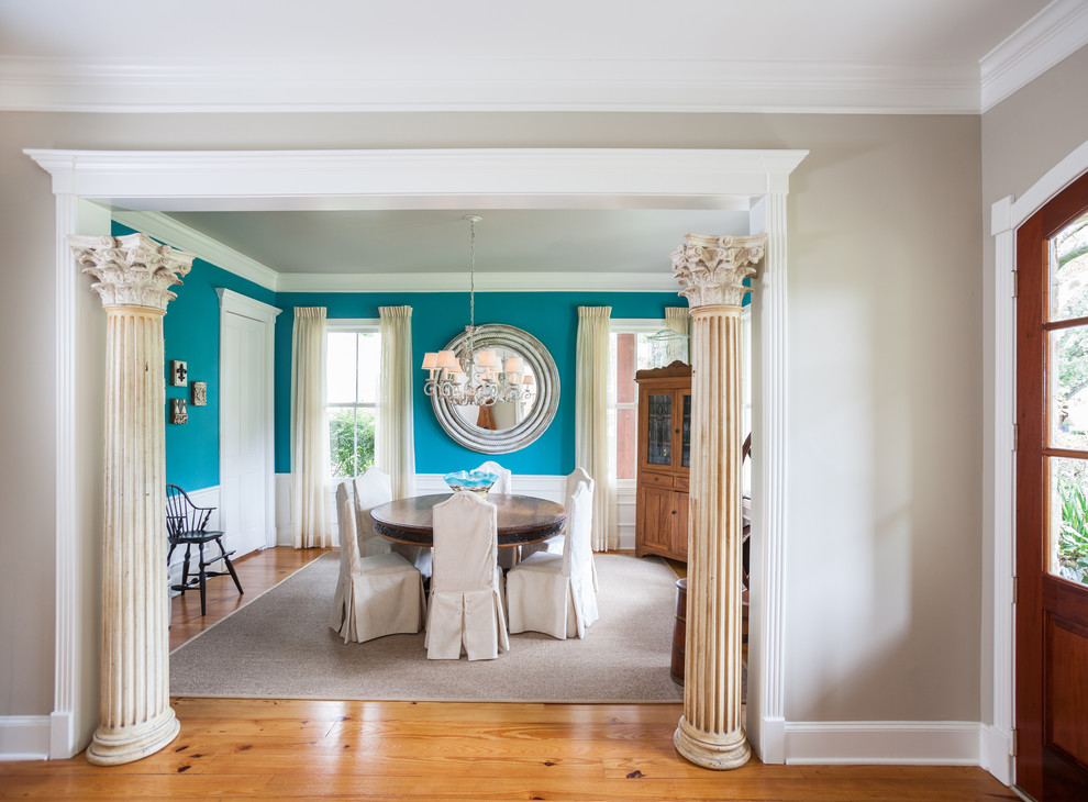 Imagen de comedor clásico grande cerrado sin chimenea con paredes azules y suelo de madera en tonos medios