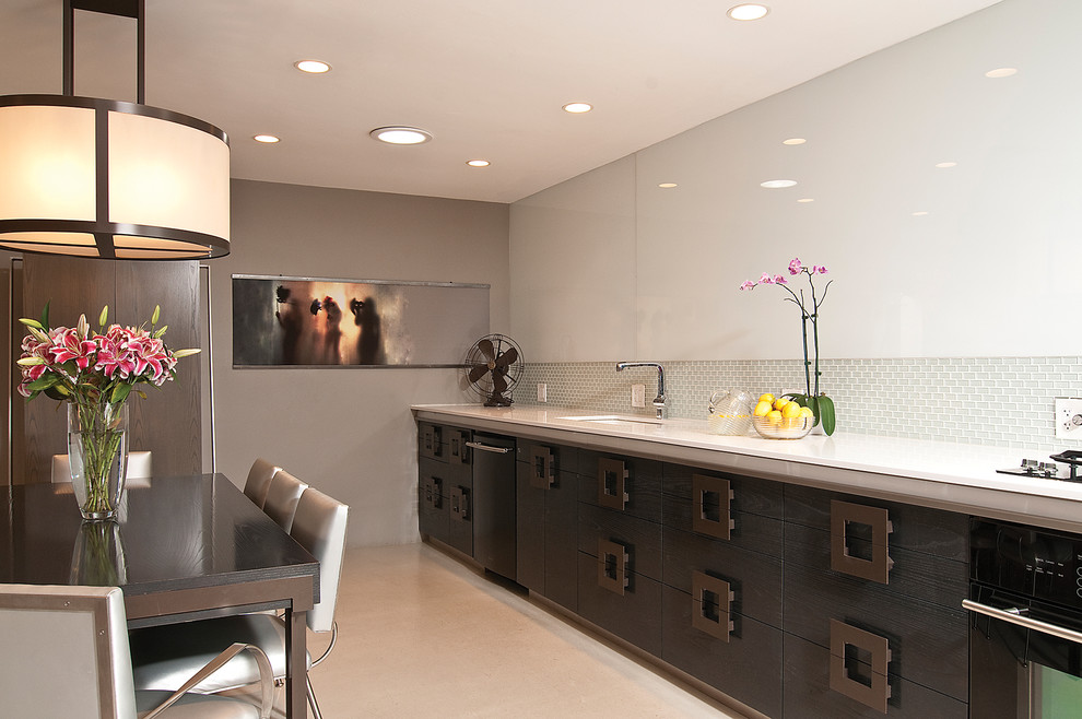Foto di una sala da pranzo aperta verso la cucina design di medie dimensioni con pareti beige e pavimento in cemento