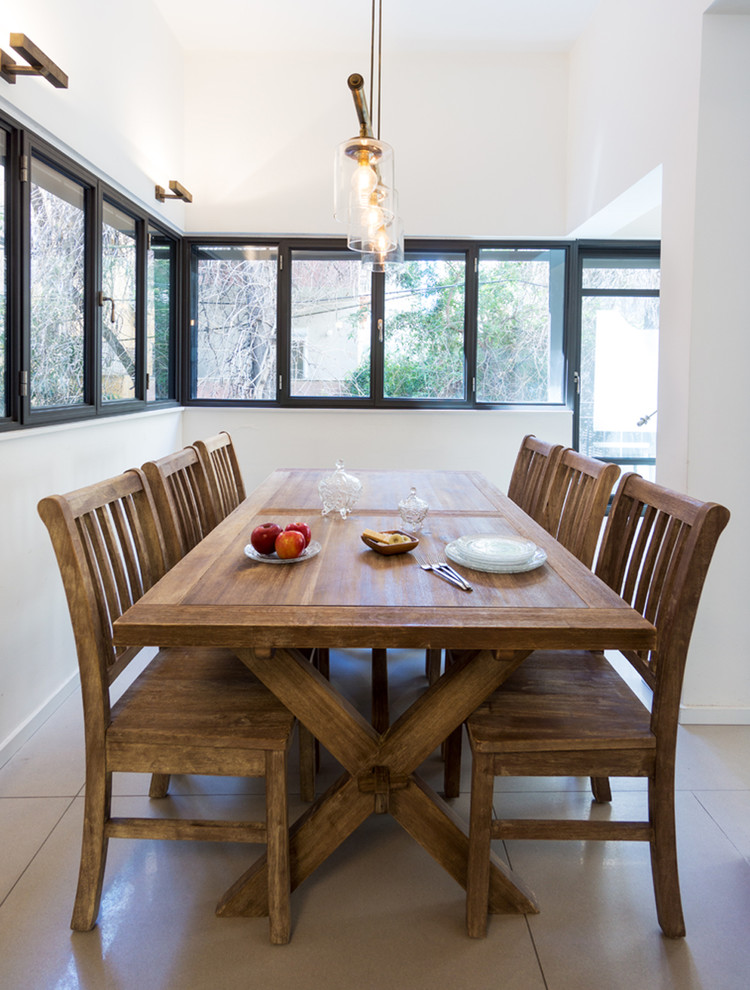 Foto di una sala da pranzo aperta verso la cucina chic di medie dimensioni con pareti bianche e pavimento con piastrelle in ceramica