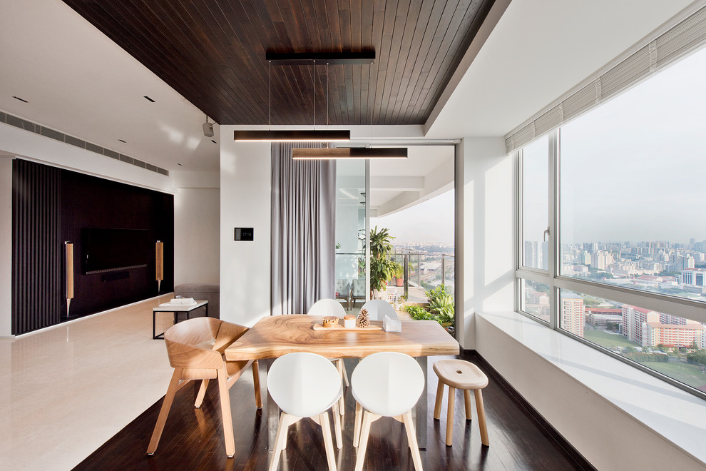 Foto di una sala da pranzo aperta verso il soggiorno contemporanea con pareti bianche, parquet scuro e pavimento marrone