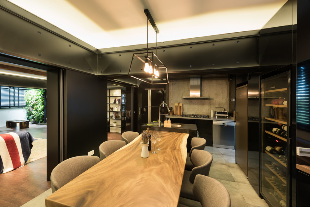 Свежая идея для дизайна: маленькая кухня-столовая в современном стиле с черными стенами и бетонным полом для на участке и в саду - отличное фото интерьера