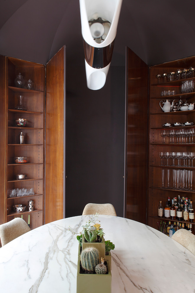 Foto di una sala da pranzo contemporanea con pareti nere