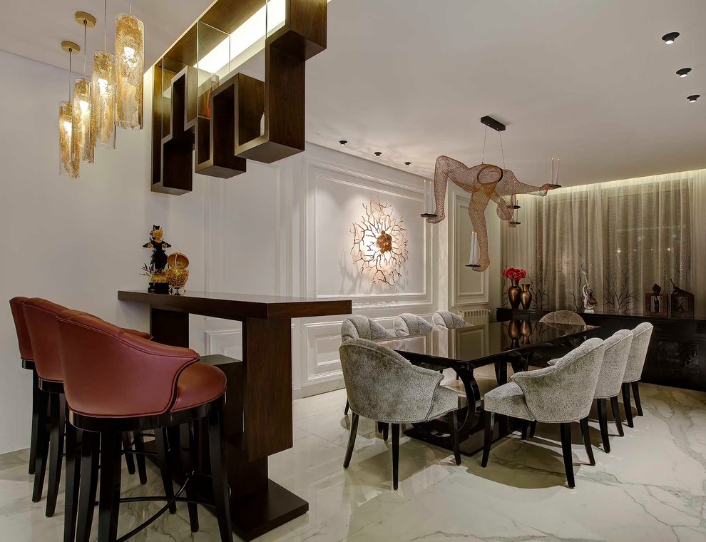На фото: гостиная-столовая среднего размера в стиле неоклассика (современная классика) с белыми стенами и мраморным полом с