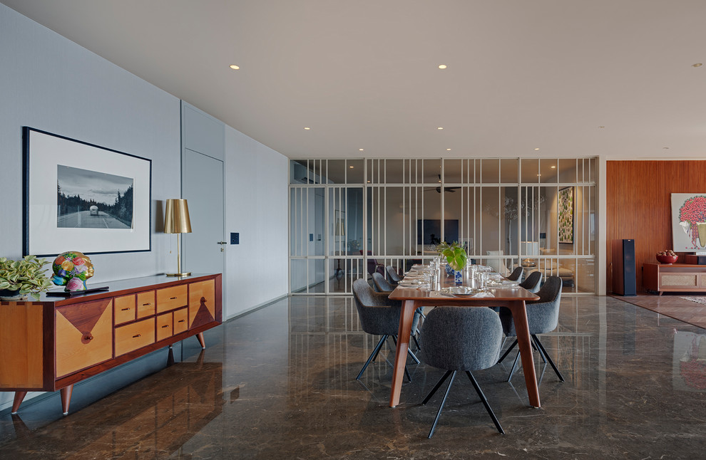 Свежая идея для дизайна: гостиная-столовая в современном стиле с серыми стенами и коричневым полом без камина - отличное фото интерьера