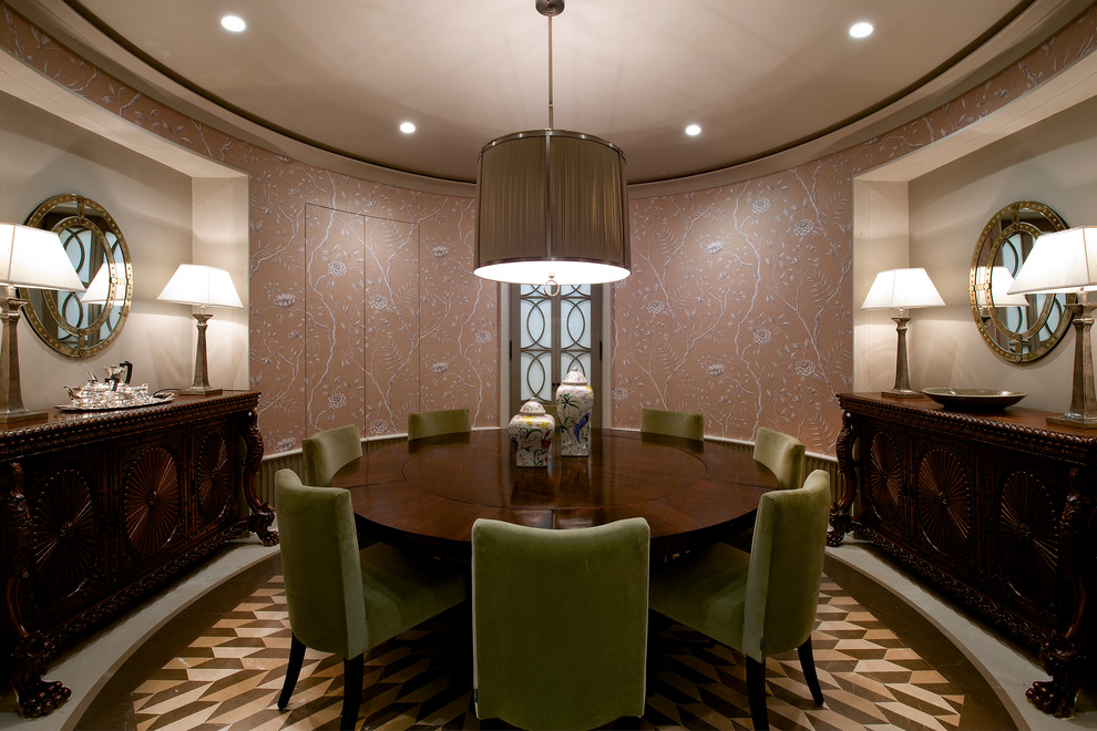 Cette photo montre une salle à manger chic fermée et de taille moyenne avec un mur rose et un sol en marbre.