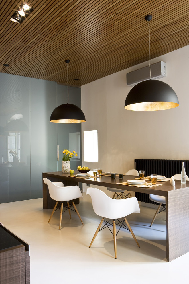 Foto di una sala da pranzo design con pareti bianche e pavimento bianco