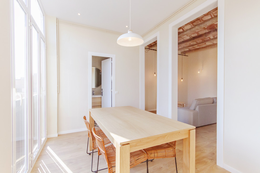 Foto de comedor escandinavo de tamaño medio sin chimenea con paredes blancas y suelo de madera clara