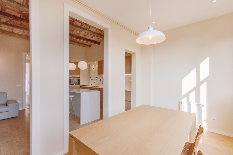 Ispirazione per una sala da pranzo aperta verso la cucina scandinava di medie dimensioni con pareti bianche, pavimento in legno massello medio e nessun camino