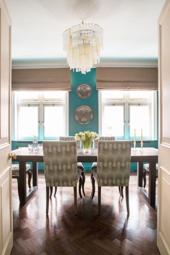 Foto di una sala da pranzo classica di medie dimensioni con pareti blu, parquet scuro e pavimento marrone