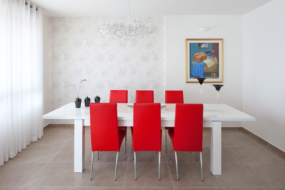 Exemple d'une rideau de salle à manger tendance avec un mur blanc et un sol en carrelage de céramique.