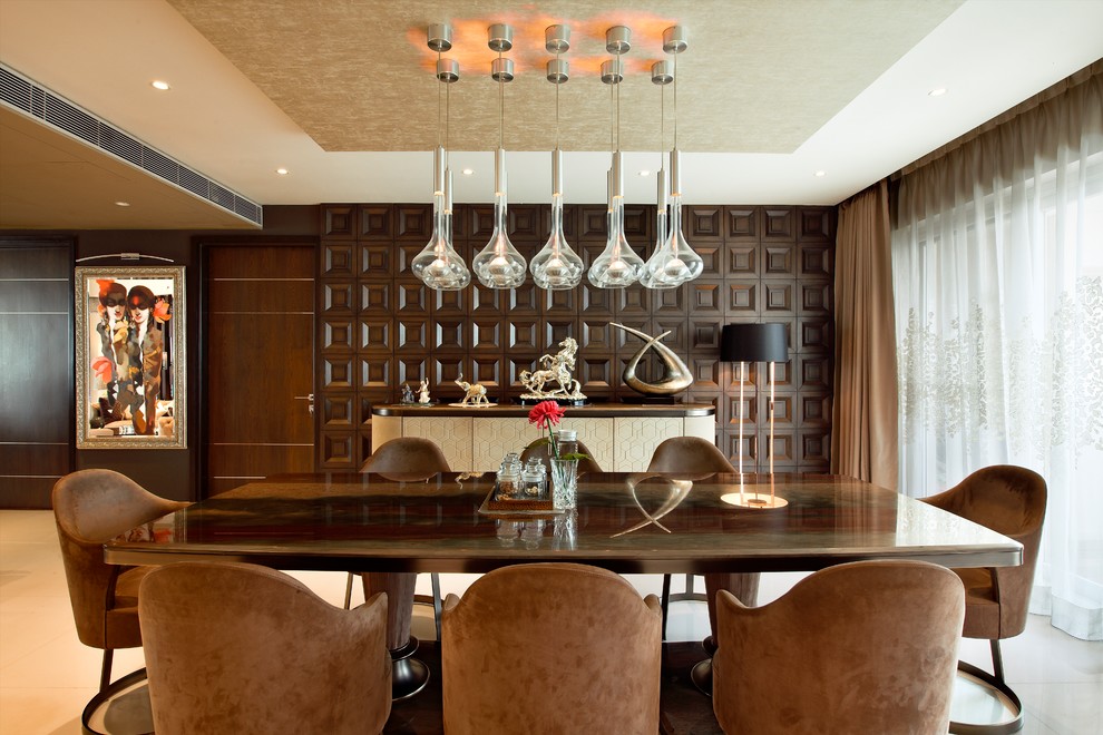 Ispirazione per una sala da pranzo design con pareti marroni e pavimento beige