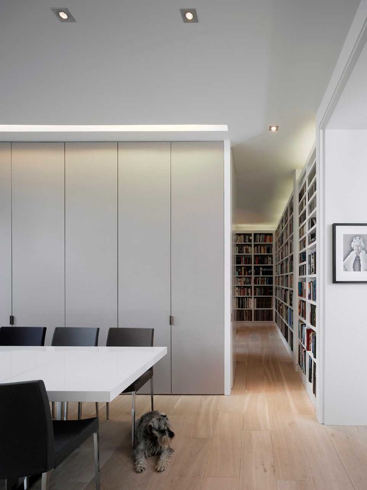 Mittelgroßes Modernes Esszimmer mit grauer Wandfarbe und hellem Holzboden in London