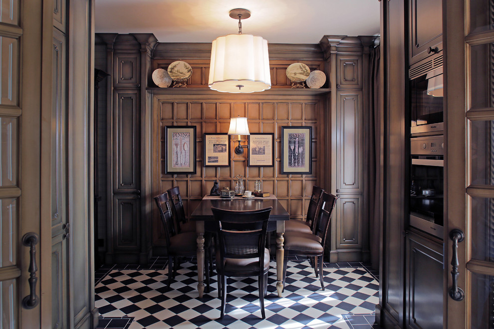 Idées déco pour une salle à manger classique avec un mur marron et éclairage.