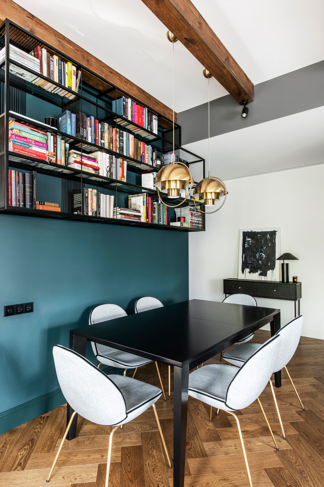 Idee per una sala da pranzo design di medie dimensioni con pareti bianche, pavimento in legno massello medio e pavimento marrone