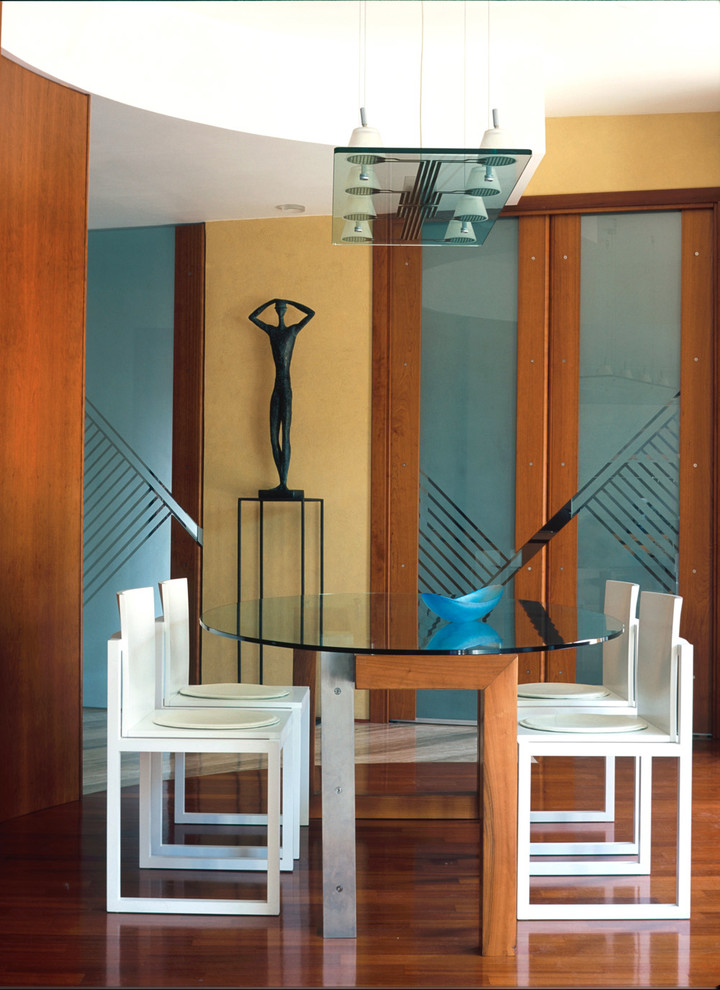 Idee per una piccola sala da pranzo minimalista con pareti gialle e pavimento in legno massello medio