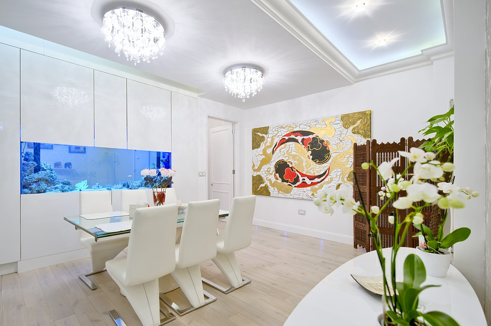 Geschlossenes, Mittelgroßes Asiatisches Esszimmer mit weißer Wandfarbe, hellem Holzboden und beigem Boden in London