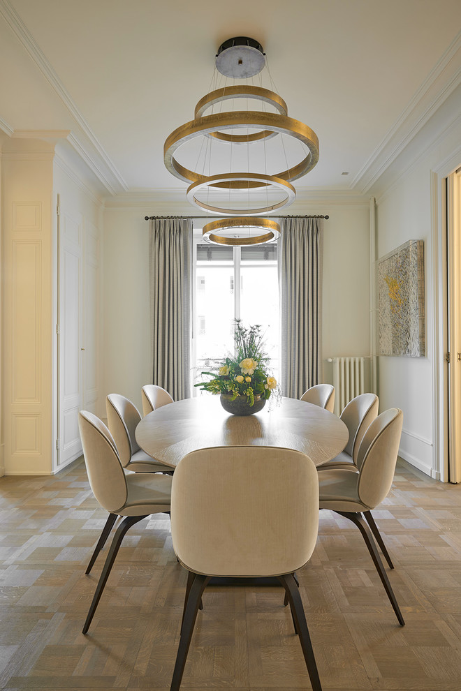 Idee per una grande sala da pranzo contemporanea con pareti bianche, pavimento in legno massello medio e pavimento marrone
