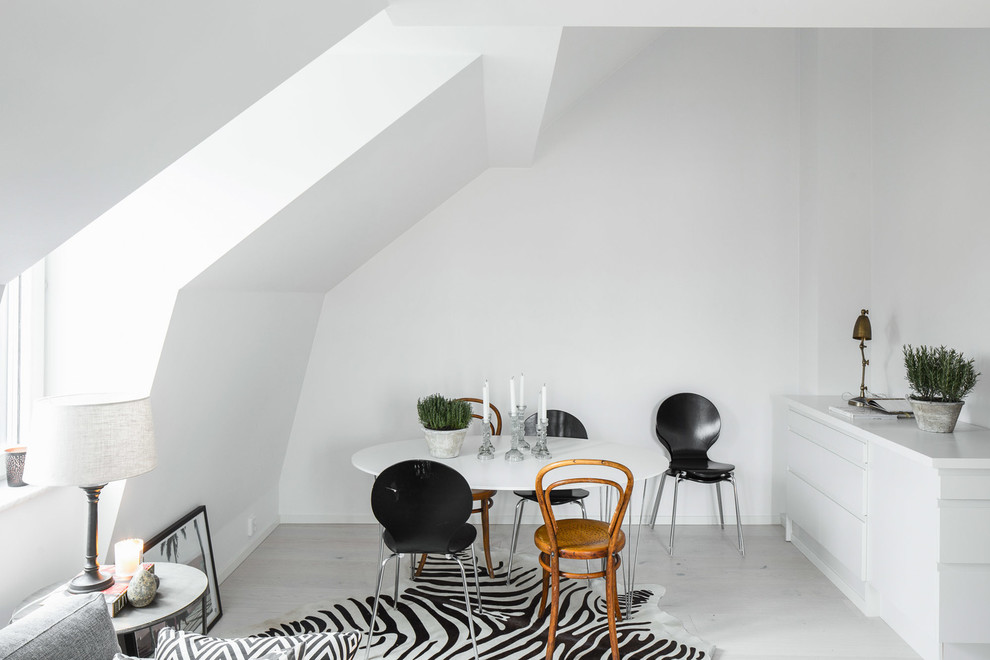Geschlossenes, Mittelgroßes Skandinavisches Esszimmer ohne Kamin mit weißer Wandfarbe und hellem Holzboden in Stockholm