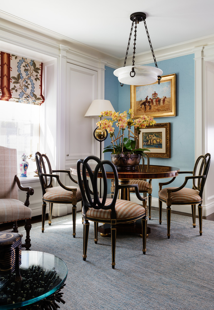 Ispirazione per una sala da pranzo aperta verso il soggiorno classica con pareti blu