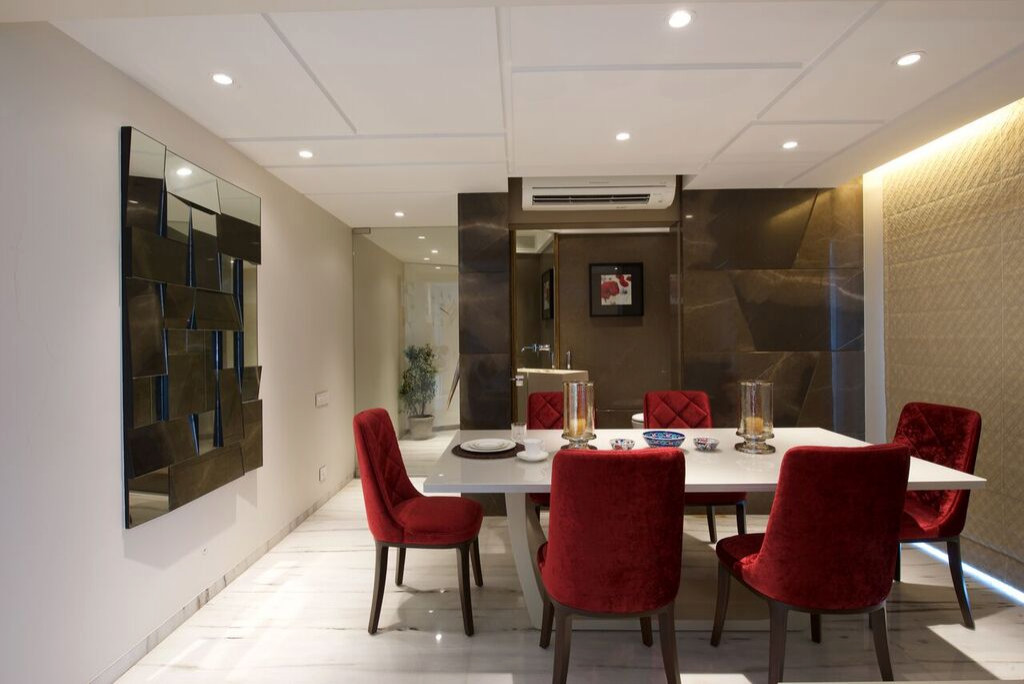 Sala da pranzo con pareti marroni e pavimento in marmo - Foto, Idee,  Arredamento - Gennaio 2024
