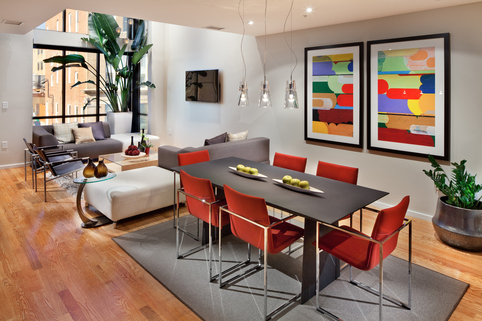 Ispirazione per una sala da pranzo aperta verso il soggiorno contemporanea con pareti grigie e pavimento in legno massello medio