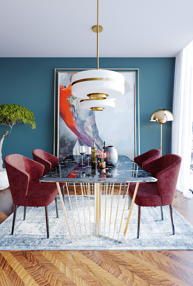 Inspiration pour une salle à manger bohème avec un mur bleu, un sol en bois brun, un sol marron et éclairage.