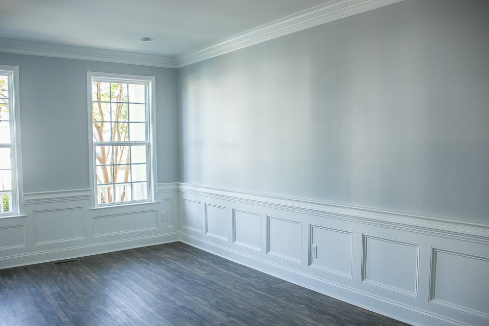 Immagine di una sala da pranzo aperta verso il soggiorno classica con pareti blu e parquet scuro