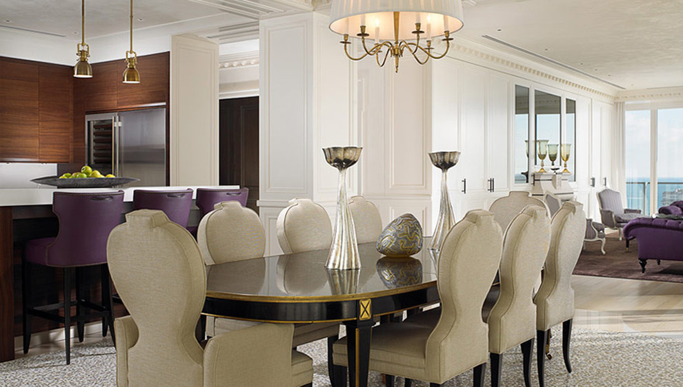 Пример оригинального дизайна: огромная кухня-столовая в классическом стиле с белыми стенами, светлым паркетным полом и бежевым полом