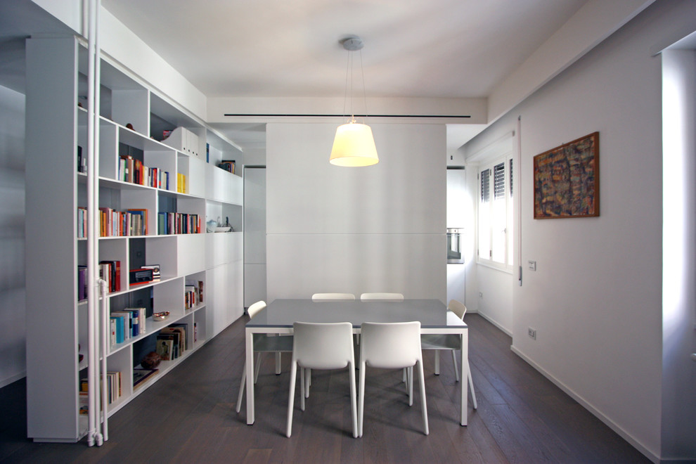 Kleines Modernes Esszimmer mit weißer Wandfarbe und braunem Holzboden in Rom