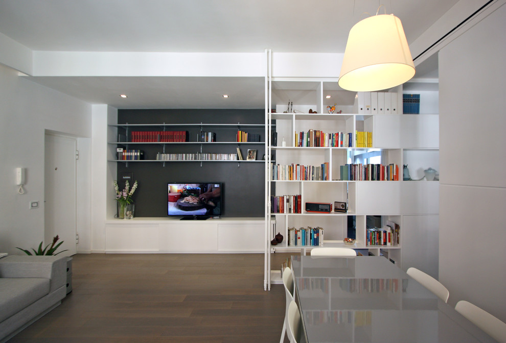Idee per una piccola sala da pranzo minimalista con pareti bianche e pavimento in legno massello medio