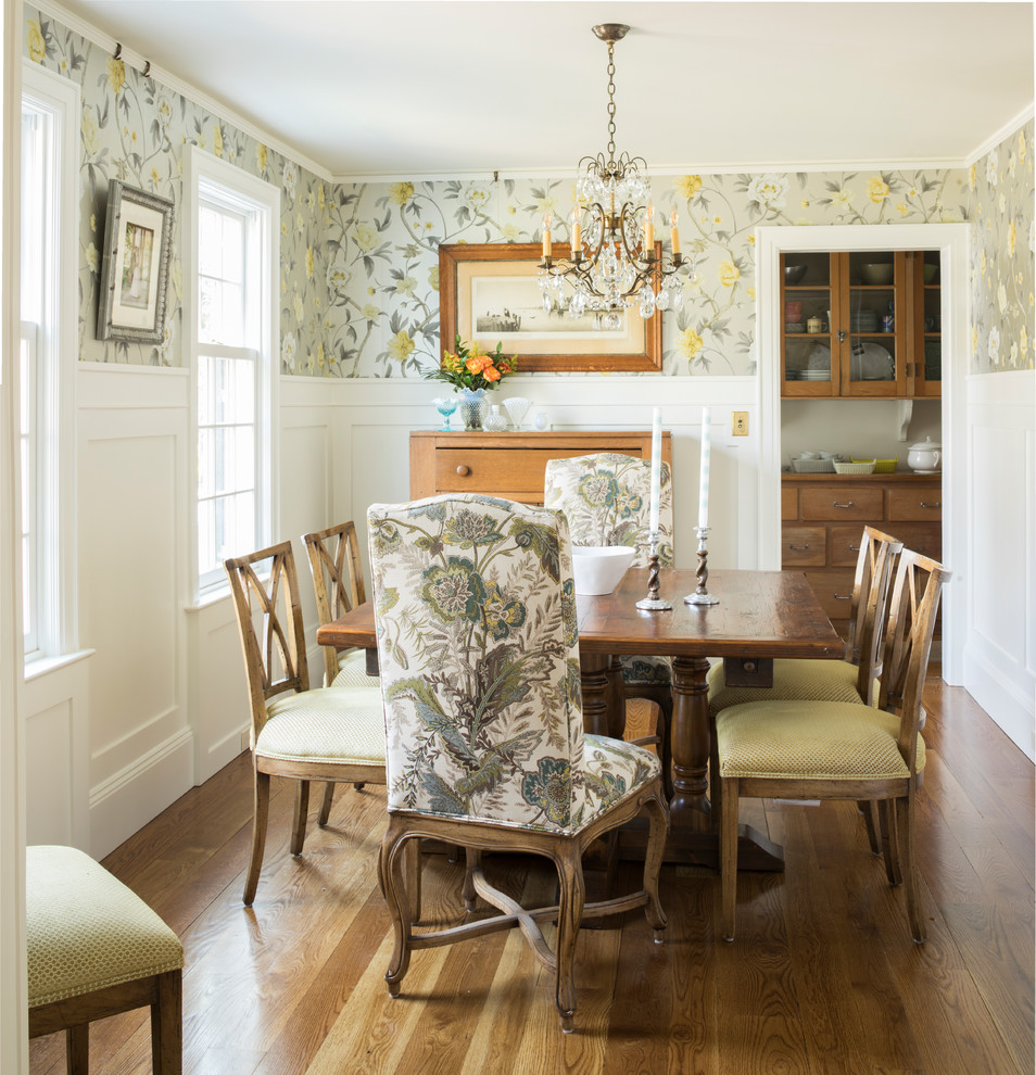 Ispirazione per una sala da pranzo classica chiusa e di medie dimensioni con pareti bianche, pavimento in legno massello medio e pavimento marrone