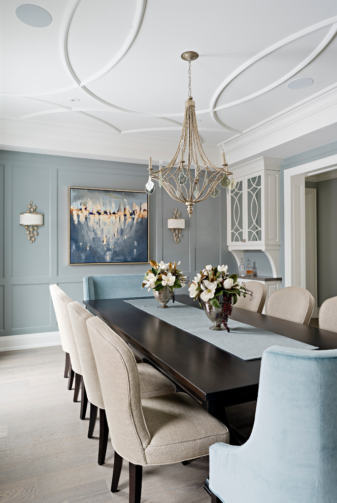 Свежая идея для дизайна: большая кухня-столовая в классическом стиле с синими стенами, светлым паркетным полом и коричневым полом - отличное фото интерьера