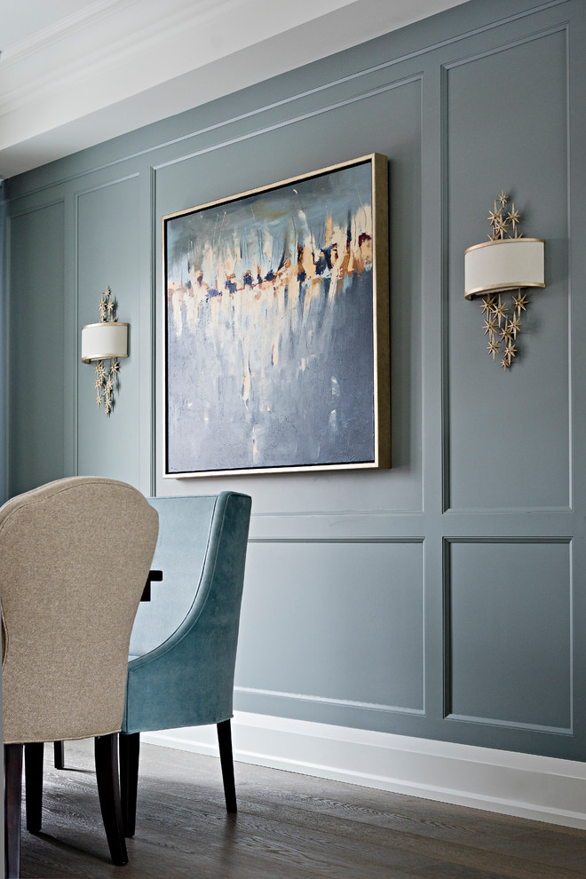 Idee per una grande sala da pranzo aperta verso la cucina classica con pareti blu, parquet chiaro e pavimento marrone