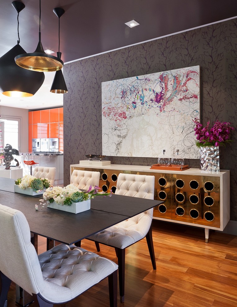 Идея дизайна: гостиная-столовая в современном стиле с паркетным полом среднего тона и фиолетовыми стенами