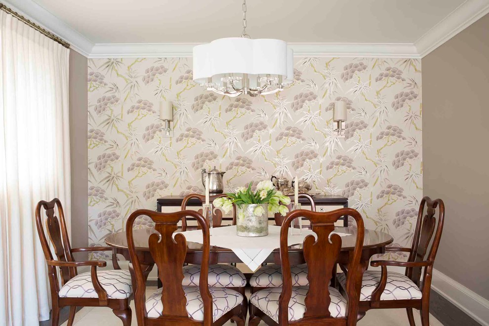Cette image montre une petite salle à manger ouverte sur la cuisine traditionnelle avec un mur gris, moquette et un sol marron.