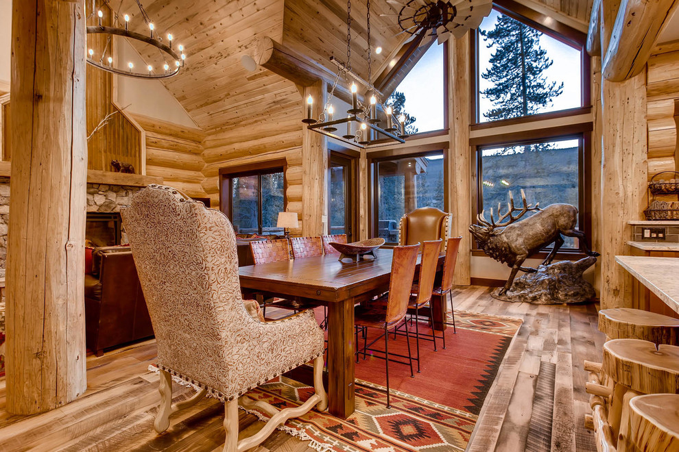 Aménagement d'une salle à manger ouverte sur le salon montagne de taille moyenne avec un sol en bois brun.