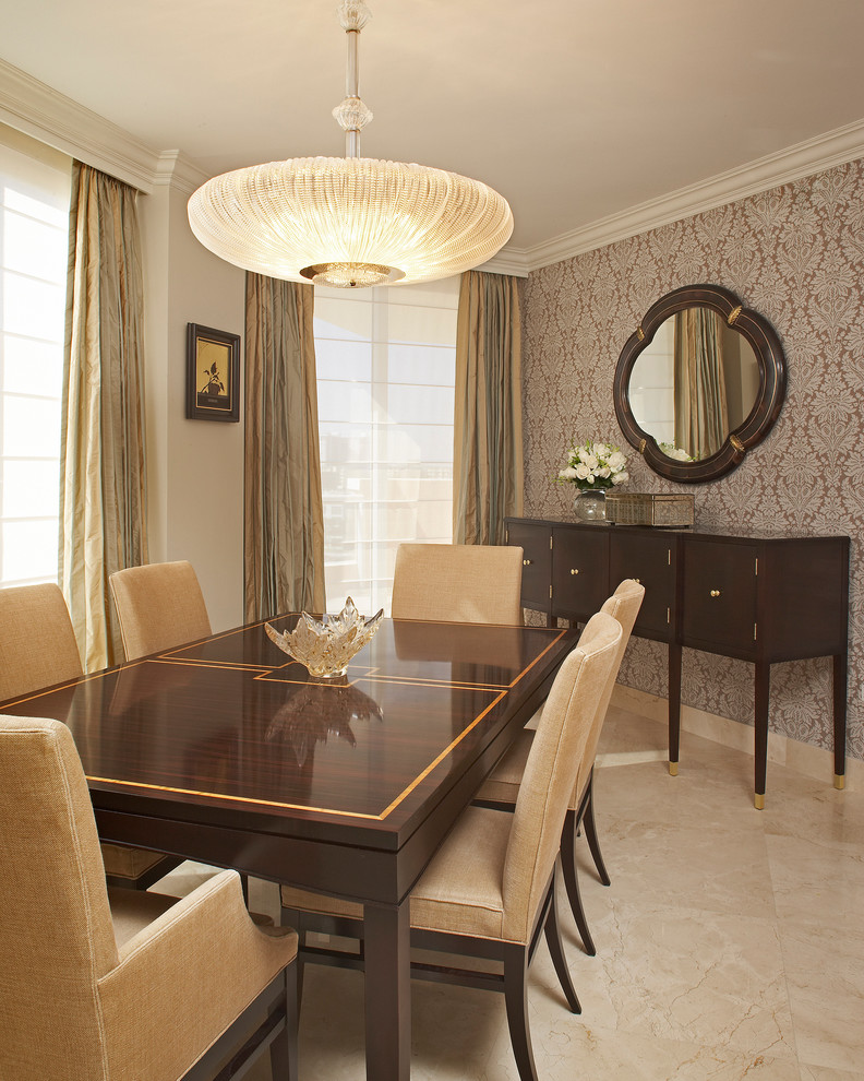 Imagen de comedor clásico con paredes beige y suelo de mármol