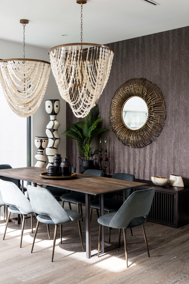 Esempio di una sala da pranzo contemporanea di medie dimensioni con pavimento in legno massello medio, pavimento marrone e pareti marroni