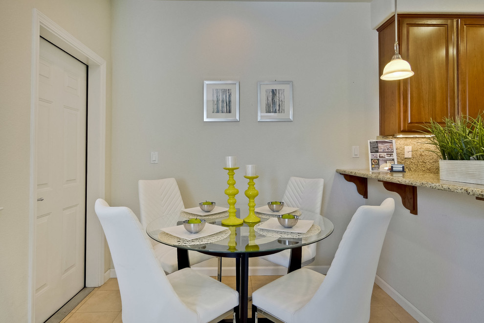 Diseño de comedor minimalista abierto con paredes beige, suelo de baldosas de cerámica y suelo beige