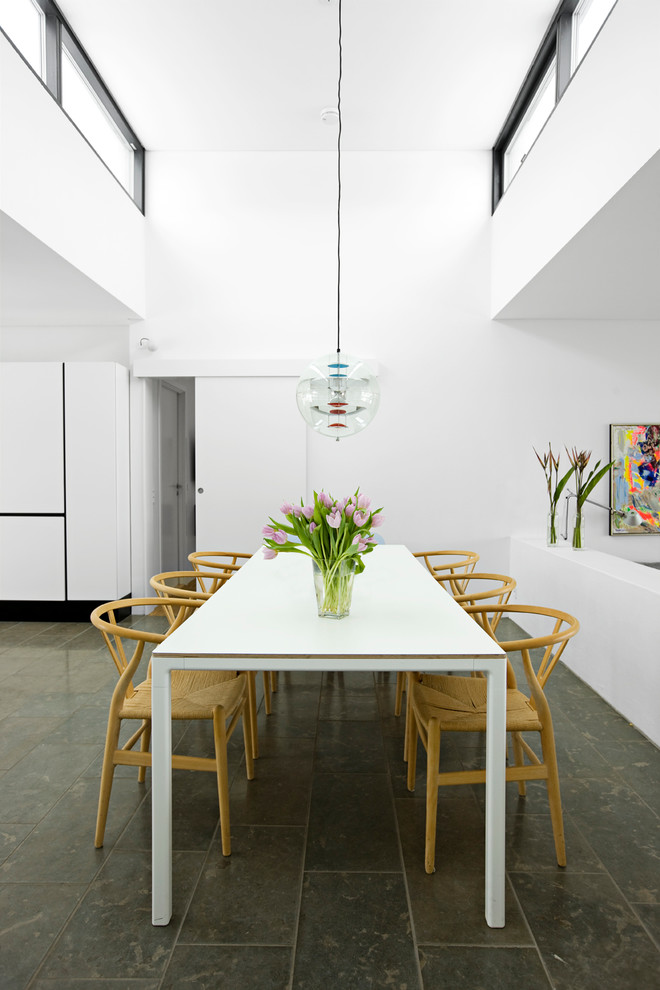 Esempio di una grande sala da pranzo aperta verso la cucina contemporanea con pareti bianche e pavimento con piastrelle in ceramica
