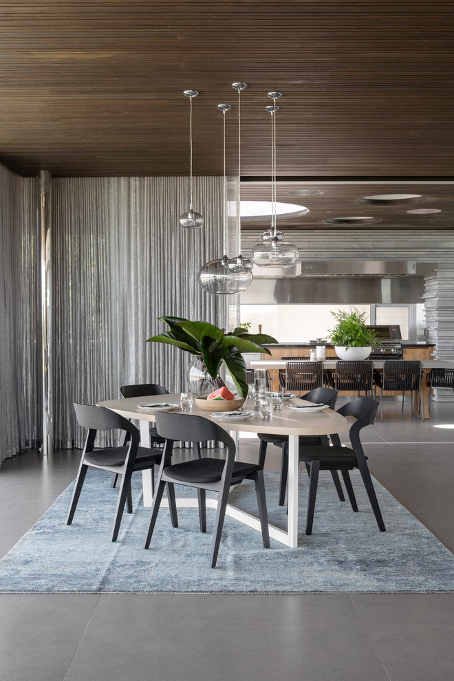 Diseño de comedor minimalista grande cerrado con paredes grises, suelo de cemento y suelo gris