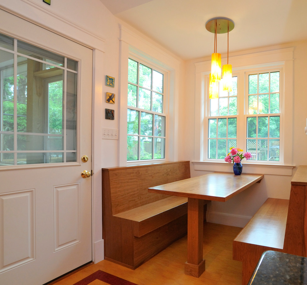 Esempio di una piccola sala da pranzo aperta verso la cucina design con pareti bianche e parquet chiaro