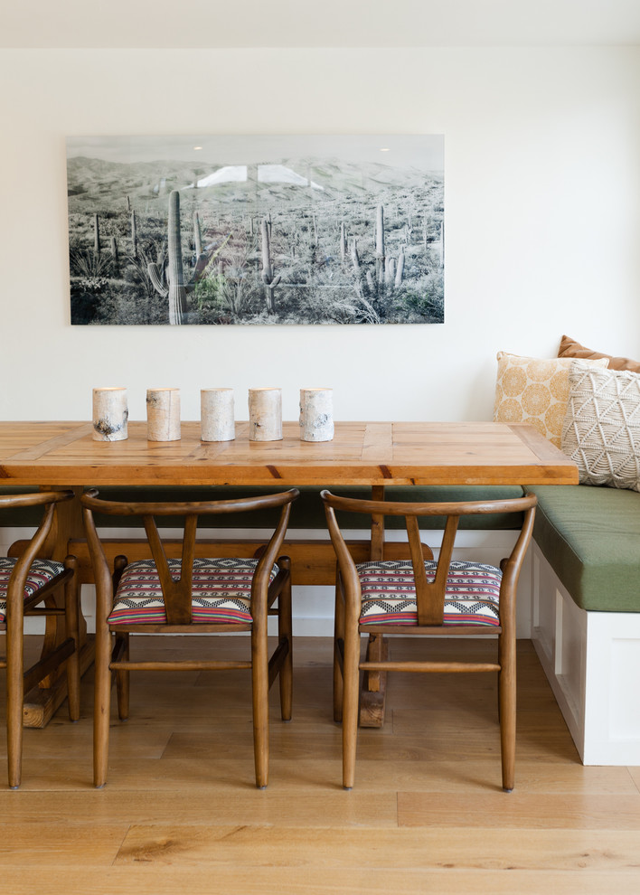 Ejemplo de comedor de estilo americano con paredes blancas y suelo de madera en tonos medios